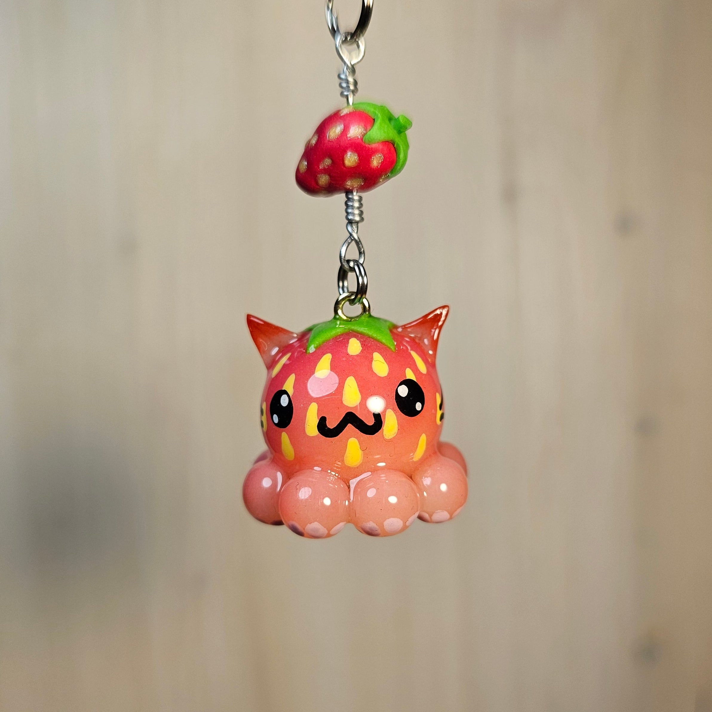 Mansikka-kissameduusa Avaimenperä